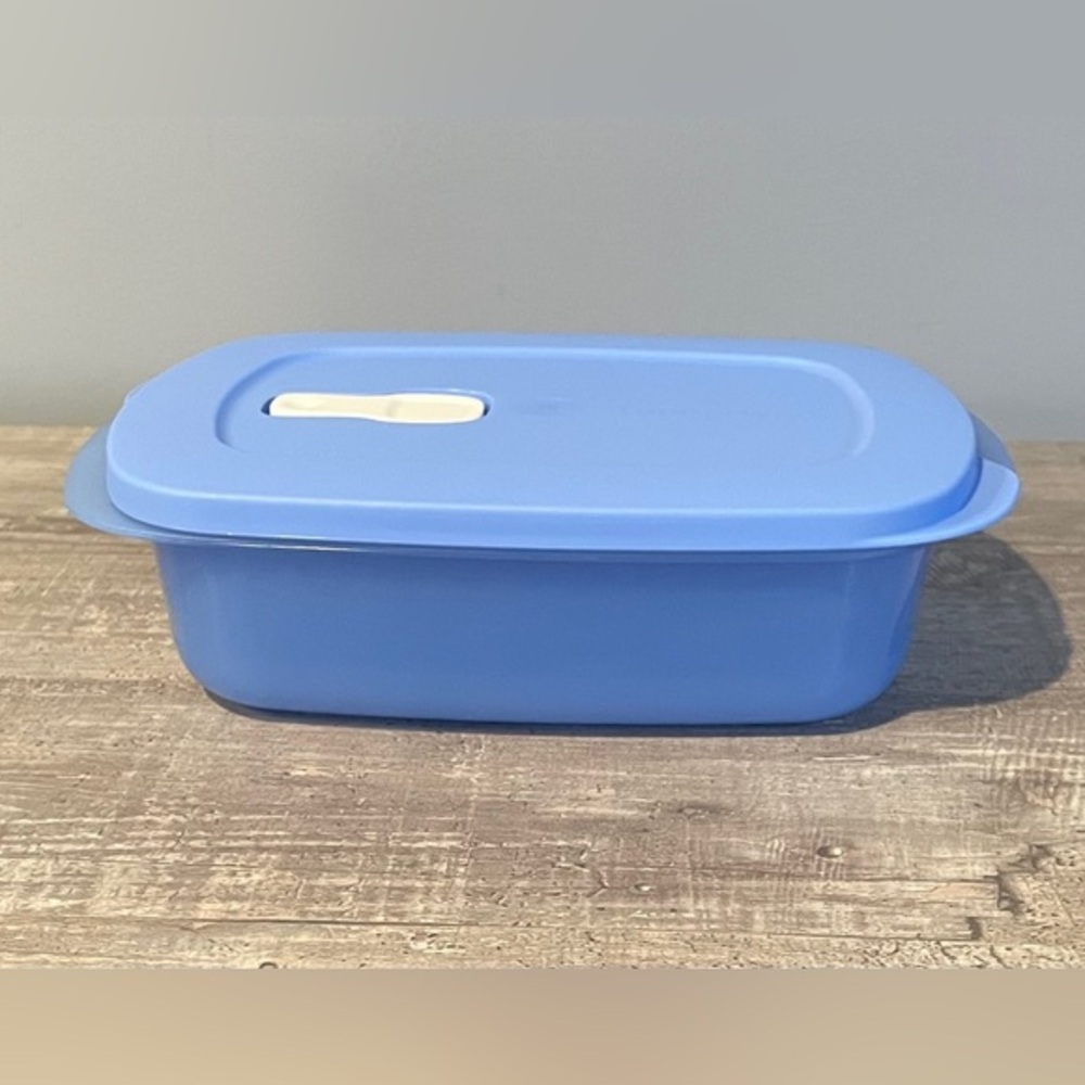 Tupperware Crystalwave plus Stain Guard 4 cup rectangular container New Blue